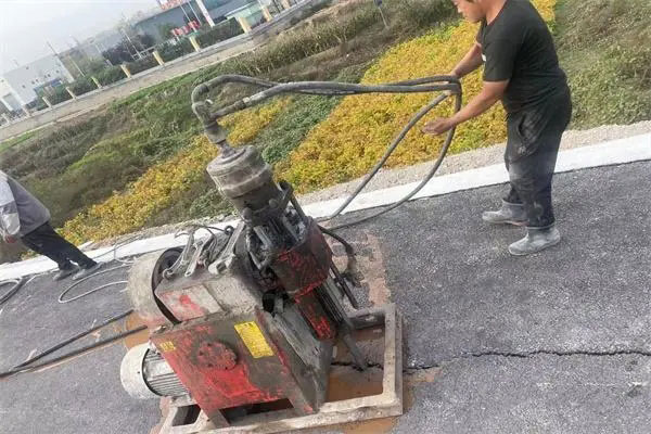 布拖马路面下沉注浆加固